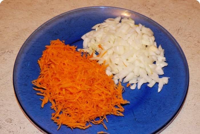 Чистим луки морковь. Лук нарезаем, а морковь натираем на крупной терке.