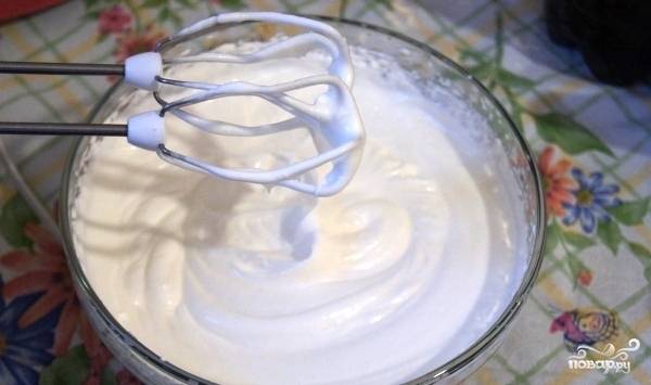 Для крема вам необходимо взбить с сахарной пудрой жирные сливки на самых медленных оборотах миксера, иначе крем может расслоиться и начинка бисквита будет испорчена. 