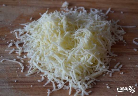 3. Натрите на терке немного сыра. Если хотите сделать более пикантный вкус, добавьте зубчик чеснока. 