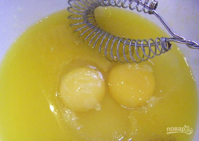 Растопите сливочное масло любым удобным способом. Вбейте яйца, добавьте сахар и ванилин. Перемешайте.