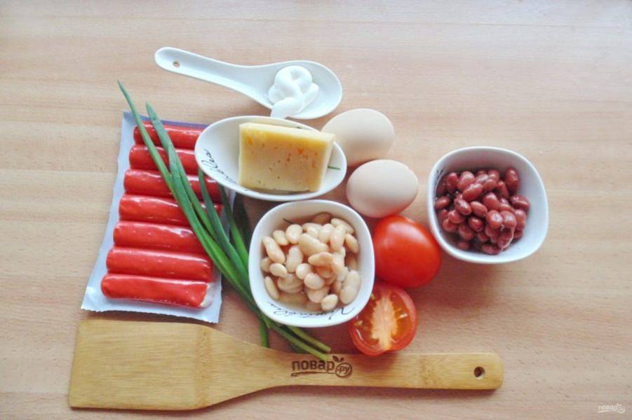 Подготовьте ингредиенты для приготовления салата.