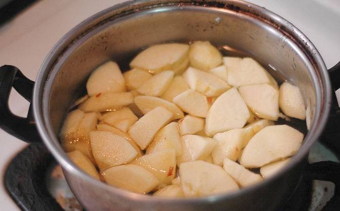 2. Выложить очищенные яблоки в кастрюлю или сотейник. Налить воду и отправить на огонь. Использовать в рецепт приготовления яблочного пюре на скорую руку можно также груши, например, будет тоже очень вкусно. 