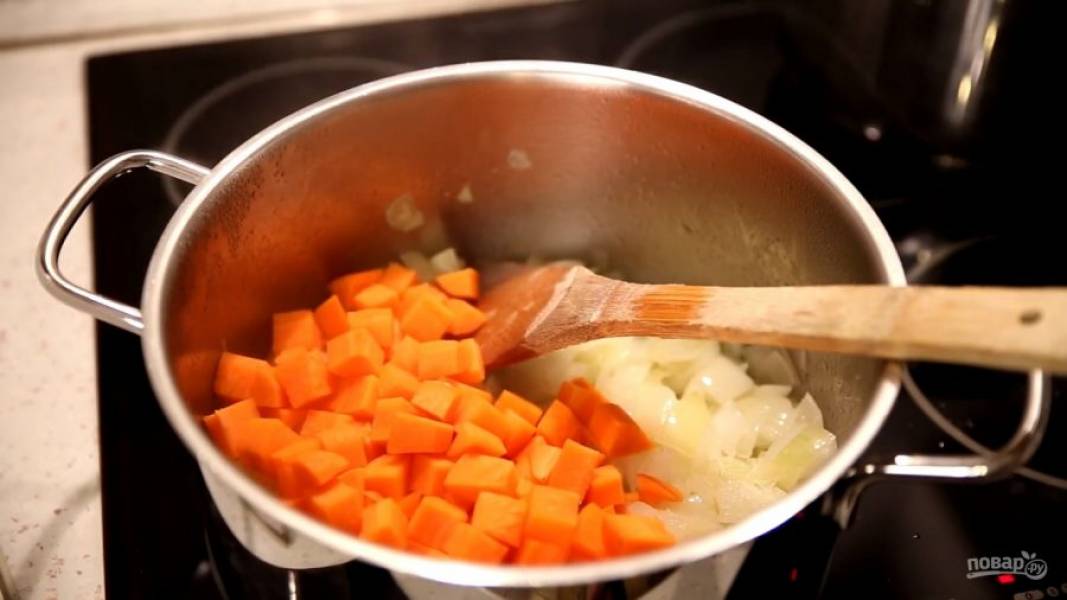 В сотейнике разоргейте масло, пожарьте нарезаный лук до прозрачности. Добавьте нарезую морковь и обжарьте ее.