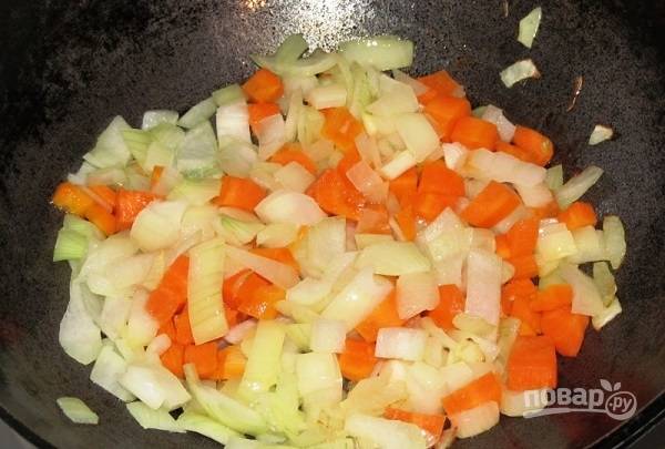 1. Очистите и измельчите овощи. Выложите на сковороду с небольшим количеством растительного масла. Обжарьте, помешивая, до румяности. 