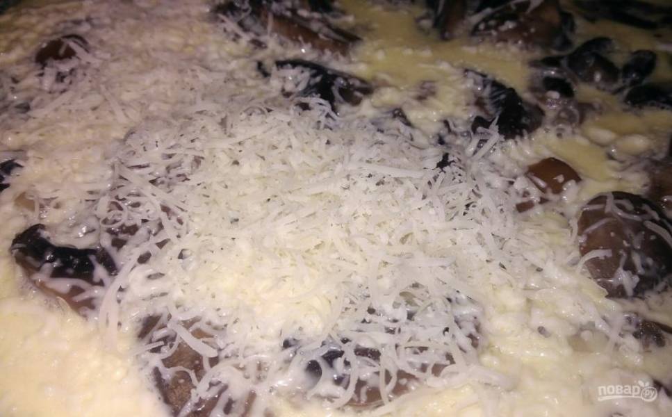 6. Посыпьте нежирным сыром, если есть. Дайте омлету немного постоять (пару минут) под закрытой крышкой, после чего его можно легко снять со сковороды.