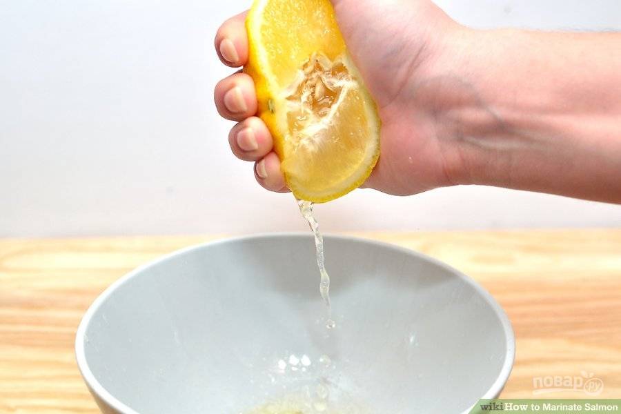 В небольшую емкость выдавите сок лимона, избегая попадания косточек.