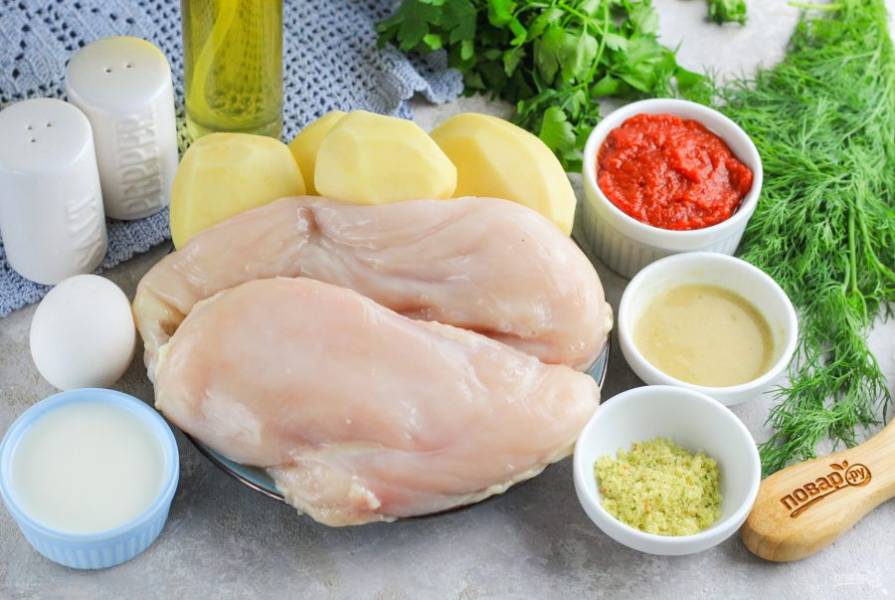 Подготовьте указанные ингредиенты. С куриного филе срежьте пленки и вырежьте косточки, если они присутствуют. Картофель очистите от кожуры и промойте в воде.