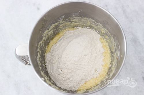 5. Просейте муку с разрыхлителем и солью. Добавьте в тесто. 
