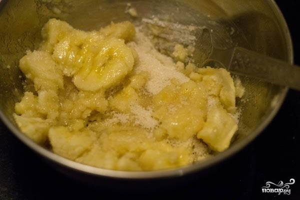 1. Очистите бананы, выложите их в глубокую мисочку, добавьте сахар. 