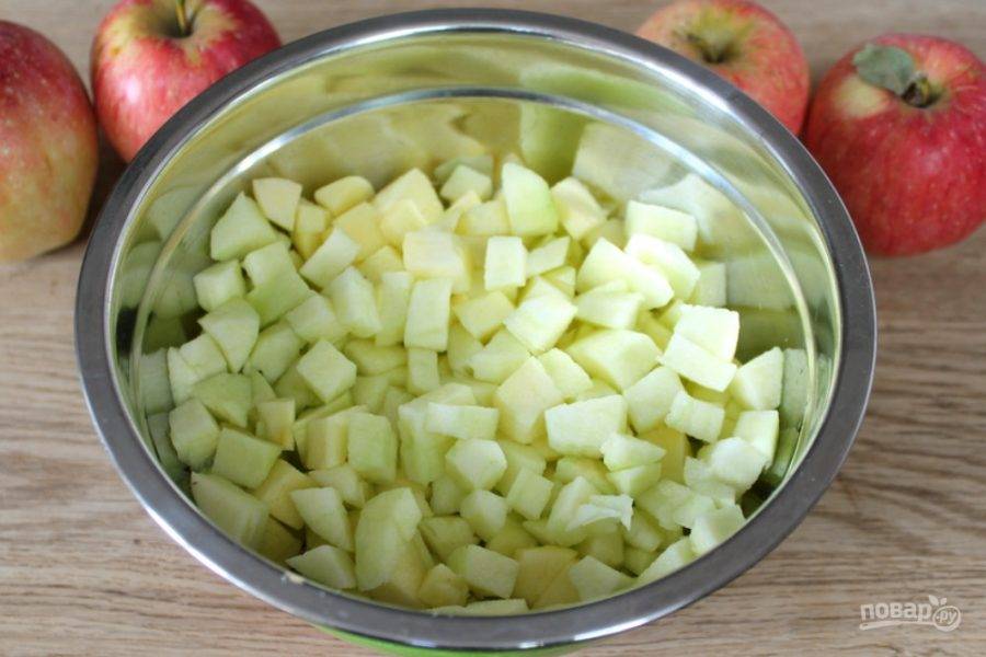 Яблоки чистим, нарезаем кубиками и высыпаем в миску.