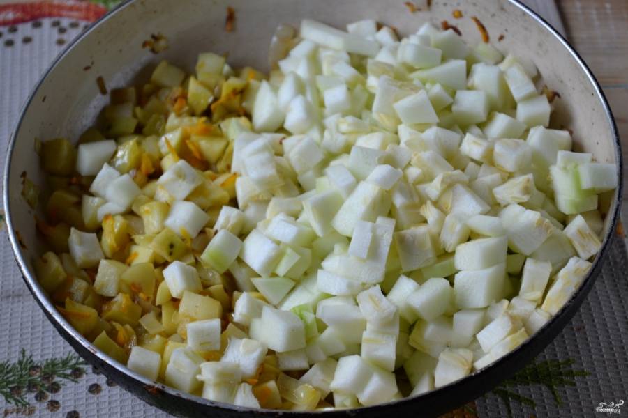В сковороду налейте растительное масло и поставьте на огонь. Когда оно хорошо разогреется, отправьте в сковороду морковь, лук и яблоки. Тушите под закрытой крышкой на медленном огне 10 минут. Затем положите порезанные кабачки, хорошенько перемешайте и тушите еще 15 минут, также накрыв крышкой.