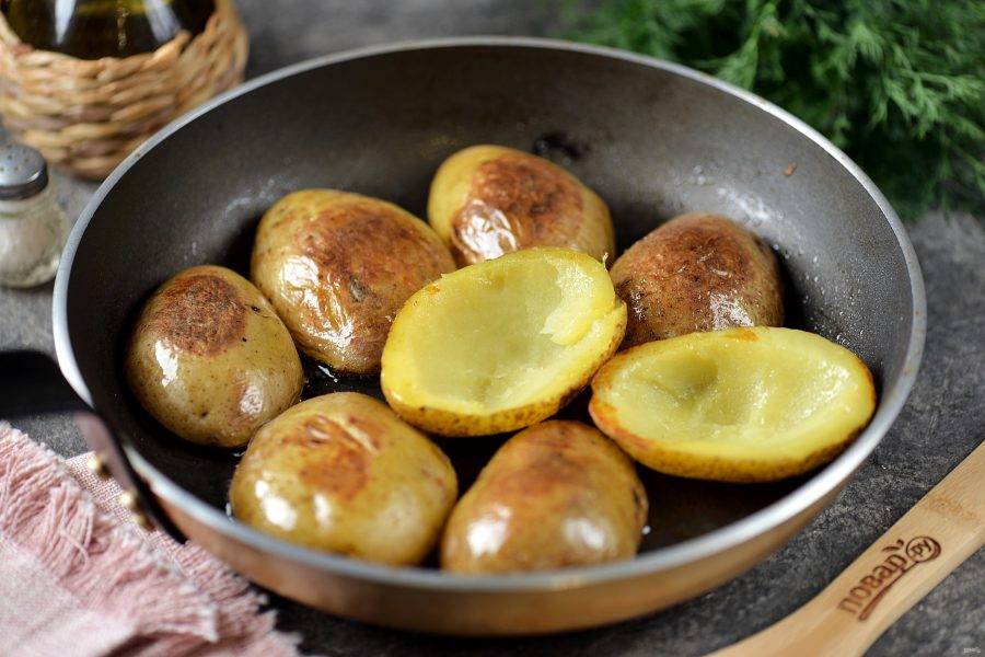 Обжарьте половинки картофеля до румяной корочки на сковороде в минимальном количестве растительного масла. 