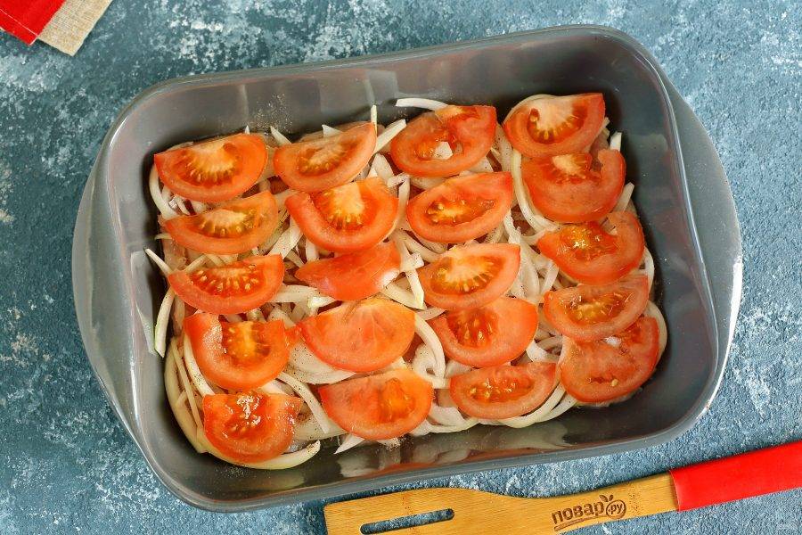 Следующим слоем выложите нарезанные дольками или кружками помидоры.