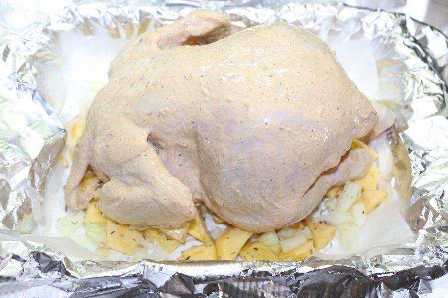 Уложите курицу в форму для запекания грудкой вниз.