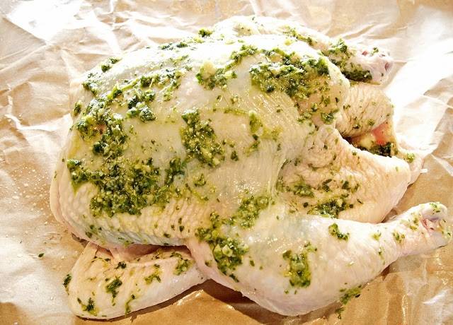 4. Курицу вымыть и просушить. Обильно смазать курицу соусом. При желании добавить специй в середину птицы - ароматную зелень, лимон и прочее. 