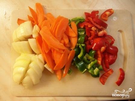 Чистим овощи и нарезаем ломтиками средней величины. Если есть возможность, используйте перец разных цветов, будет очень красиво смотреться готовое блюдо. Отправляем овощи к обжаренному мясу.