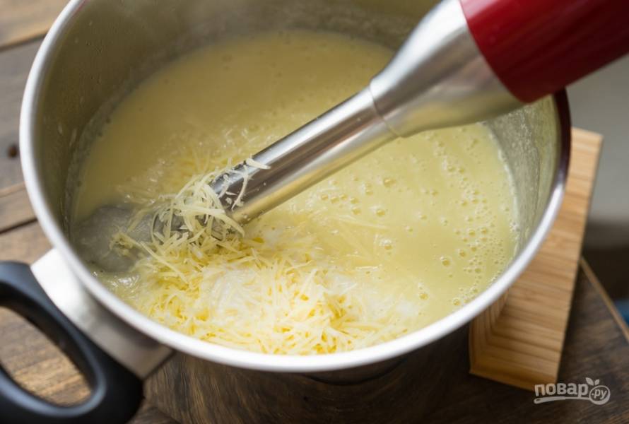 Варите до готовности картофеля и капусты. Затем снимите кастрюлю с плиты и влейте молоко. Также добавьте тертый сыр. При помощи погружного блендера превращаем суп в кремообразную массу. 