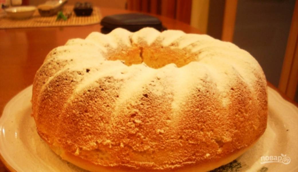 4. И вот такой румяный и красивый получится пирог! Как остынет, посыпьте кекс сахарной пудрой. Приятного аппетита!