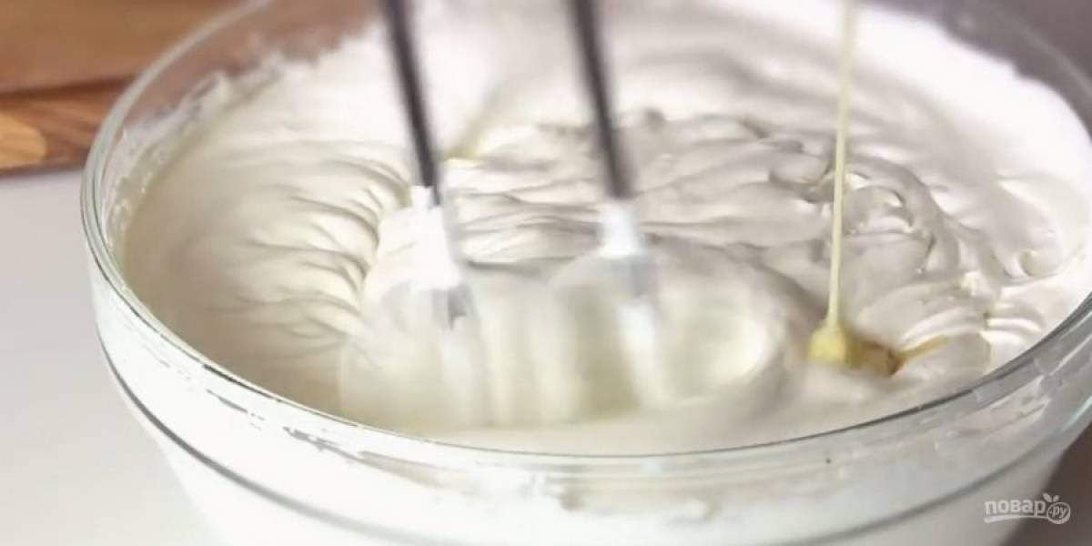 2. Приготовьте крем: холодные сливки взбейте миксером, постепенно увеличивая скорость взбивания. Постепенно влейте сгущенное молоко и снова хорошо взбейте. 