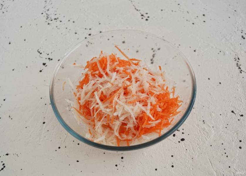Морковь и дайкон натрите на терке, затем переложите в отдельную миску. Добавьте соль, чтобы овощи дали сок. 