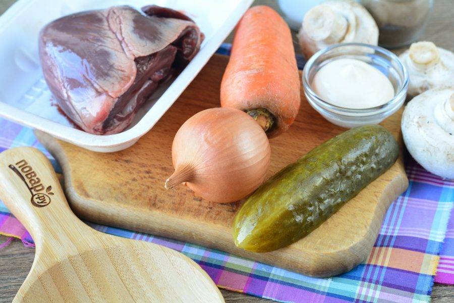 Салаты из свиного сердца — лучшие рецепты с огурцами, маринованным луком, грибами