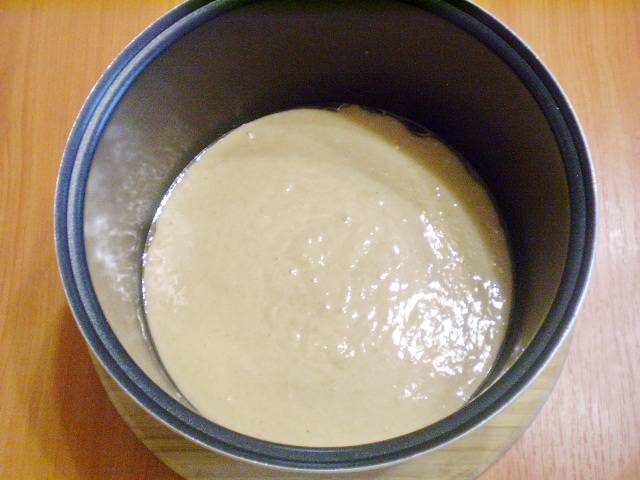 Чашу мультиварки смазываем растительным или сливочным маслом. Переливаем в неё готовое тесто. Выпекаем манник на кефире в режиме "Выпечка" 50 минут.