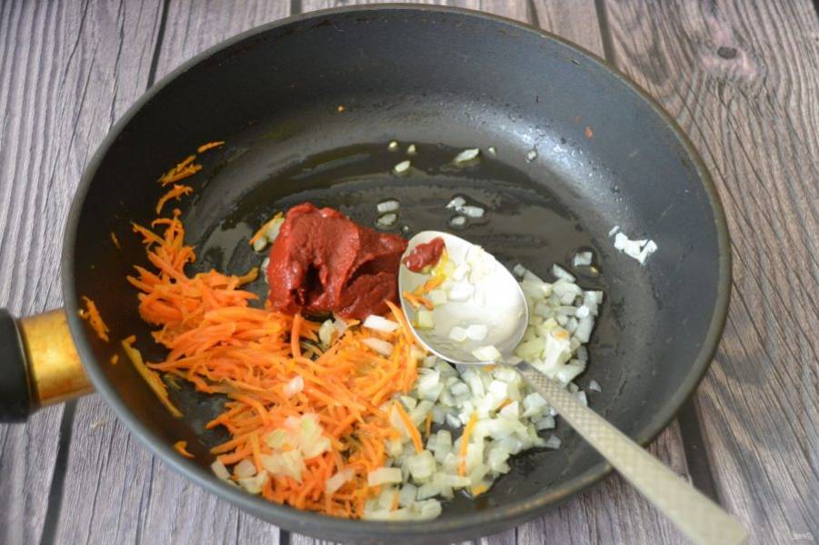Ко второй половине лука с морковью добавьте томатную пасту и еще обжарьте примерно 3 минуты.