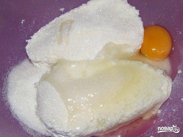 3. Смешиваем творог с сахаром и яйцом. Добавляем ванилин по вкусу. Начинка должна быть однородной консистенции.