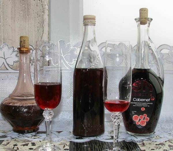 7. Разливаем вино по бутылкам и отправляем в темное место. Чем дольше оно постоит, тем вкуснее и насыщеннее будет его вкус.