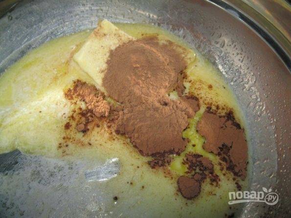 8.	Растопите сливочное масло, к нему добавьте какао и перемешайте хорошенько, затем отставьте в сторону на 15-20 минут.