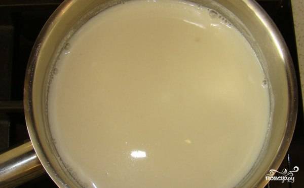 Когда желатин набухнет, добавляем в него оставшееся молоко. Подогреваем смесь на небольшом огне до полного растворения желатина. Помешиваем, не дайте смеси закипеть. Отставляем в сторонку, пусть остывает.