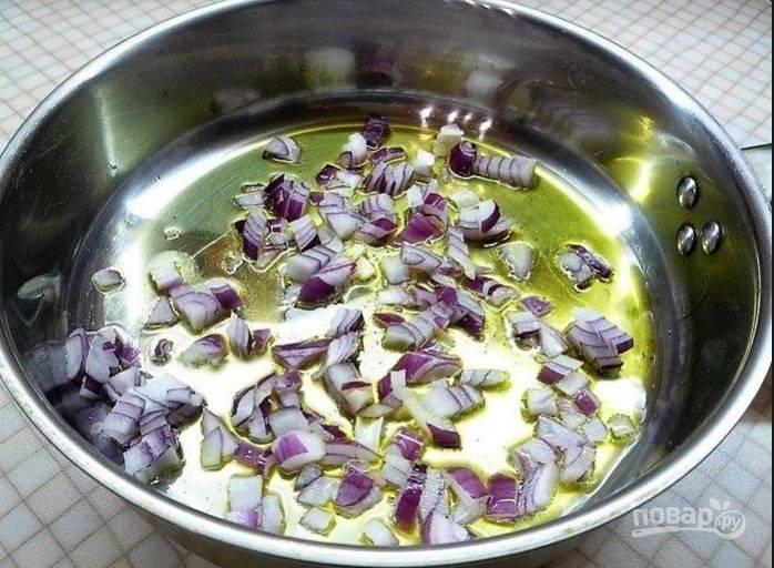 В сотейнике разогрейте оливковое масло и обжарьте мелко нарезанный лук до прозрачности.