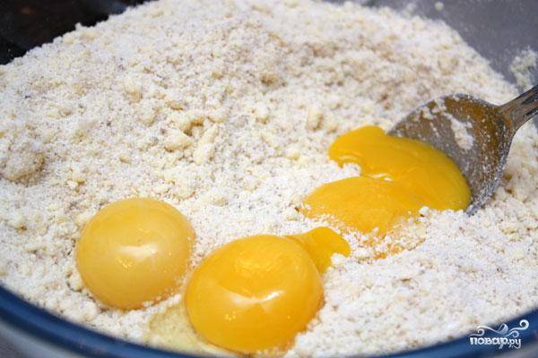 Добавляем в смесь 3 яичных желтка и очень быстро замешиваем тесто для творожника.