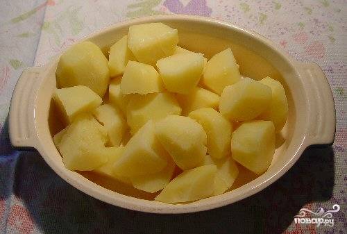 Заранее сварите картофель и потушите капусту, нашинковав её тонкими ломтиками.