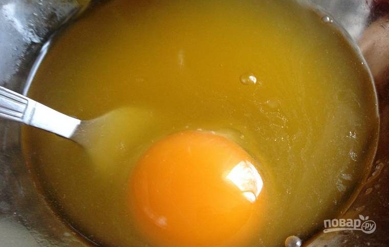Яйцо смешиваем с солью. Сливочное масло растопите.