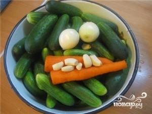 Подготовить огурцы и овощи.