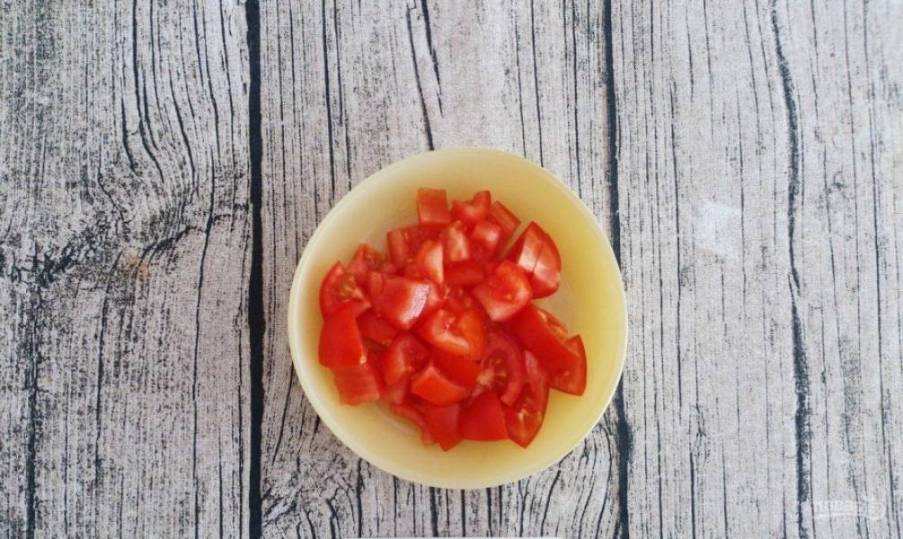 Отдельно нарежьте небольшими кусочками помидор.
