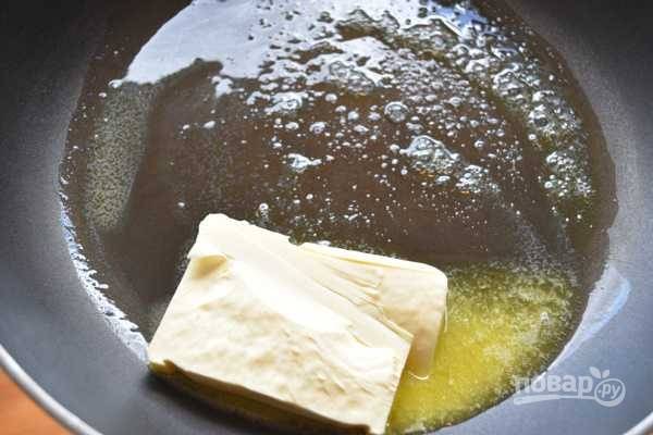 7. Непосредственно перед подачей растопите на сковороде сливочное масло. При желании можно добавить чеснок. 