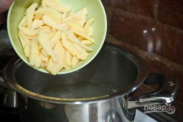 8. Добавьте в кипящий бульон картофель. 