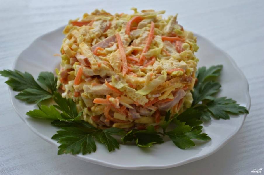 Салат пикантный с курицей и шампиньонами