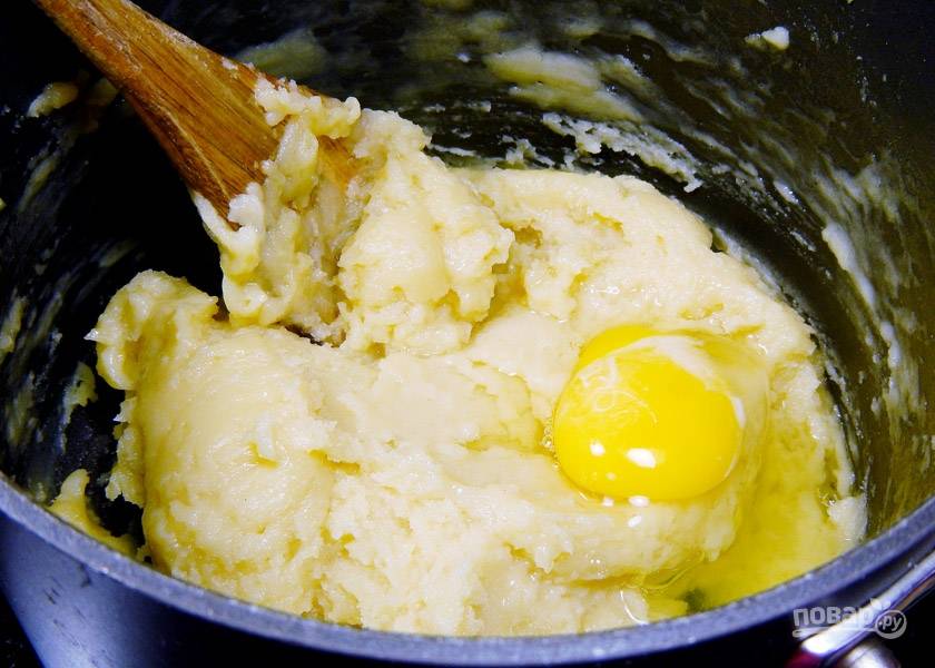 12.	Снимите кастрюлю с огня и оставьте на 3 минуты, затем вбейте 3 яйца и добавьте белки, ваниль, перемешайте.