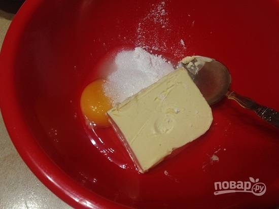 В миску выкладываем мягкое сливочное масло, яйцо, сахар обычный и ванильный, соль. Растираем до более-менее однородного состояния.