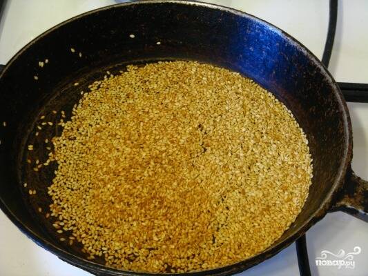На сковороду высыпать измельченные семена льна, добавить к ним отруби и кунжут. Обжаривать без масла до золотистого цвета.