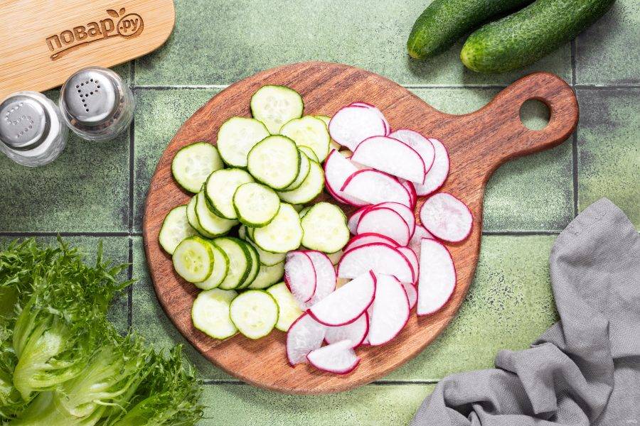 Овощи помойте, обсушите. Нарежьте огурец и редиску кружочками.