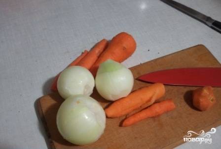 Чистим лук, морковь и корень сельдерея. Затем нарезаем как вам нравится: можно помельче, можно покрупнее. Помидорки черри можно не разрезать, стручки спаржевой фасоли разрежем пополам. Для этого блюда можно брать как свежие, так и замороженные овощи. 
