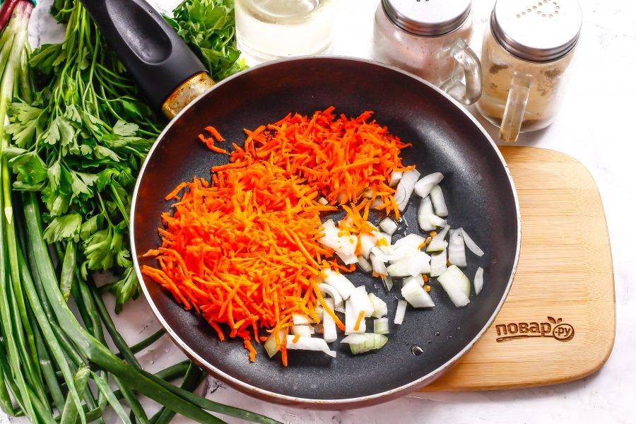 Морковь натрите на терке с мелкими ячейками, лук нарежьте мелкими кубиками. Отпассеруйте все на сковороде в течение 3-4 минут, влив в нее растительное масло.