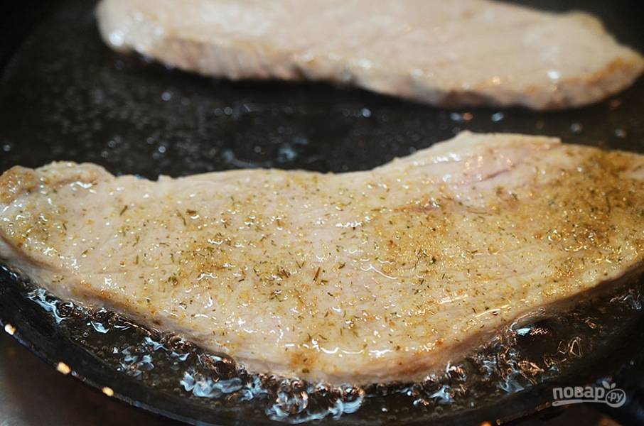 4. Обжарьте мясо на сковороде с двух сторон по 1 минуте.