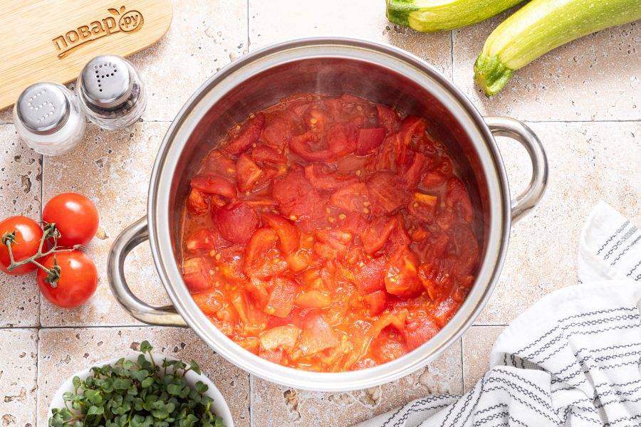 В кастрюле с толстым дном разогрейте растительное масло и выложите помидоры. На умеренном огне тушите их около 10 минут, периодически помешивая и разминая помидоры лопаточкой.