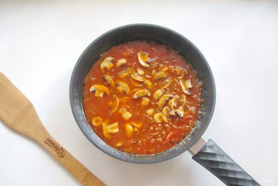 Снова накройте крышкой и тушите лук с соленым огурцом, томатной пастой и грибами еще 6-7 минут.