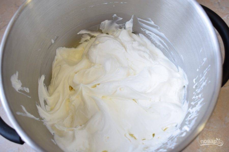 Для приготовления крема взбейте сливки с сахарной пудрой в устойчивый крем. Отложите немного крема для внешней поверхности торта.